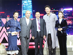 新望董事長(zhǎng)羅永輝與著名歌星劉尊老師、汪正正老師、郭津彤老師、主持人雅琪在北京電視臺(tái)錄制節(jié)目現(xiàn)場(chǎng)親切合影